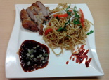 Asiatische Nudelpfanne mit gebackener Ente