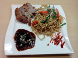 Asiatische Nudelpfanne mit gebackener Ente