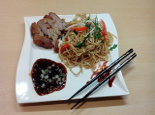 Asiatische Nudelpfanne mit gebackener Ente